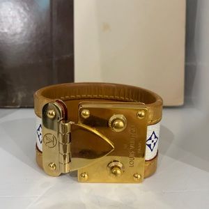 Gently worn Louis Vuitton Leather bracelet